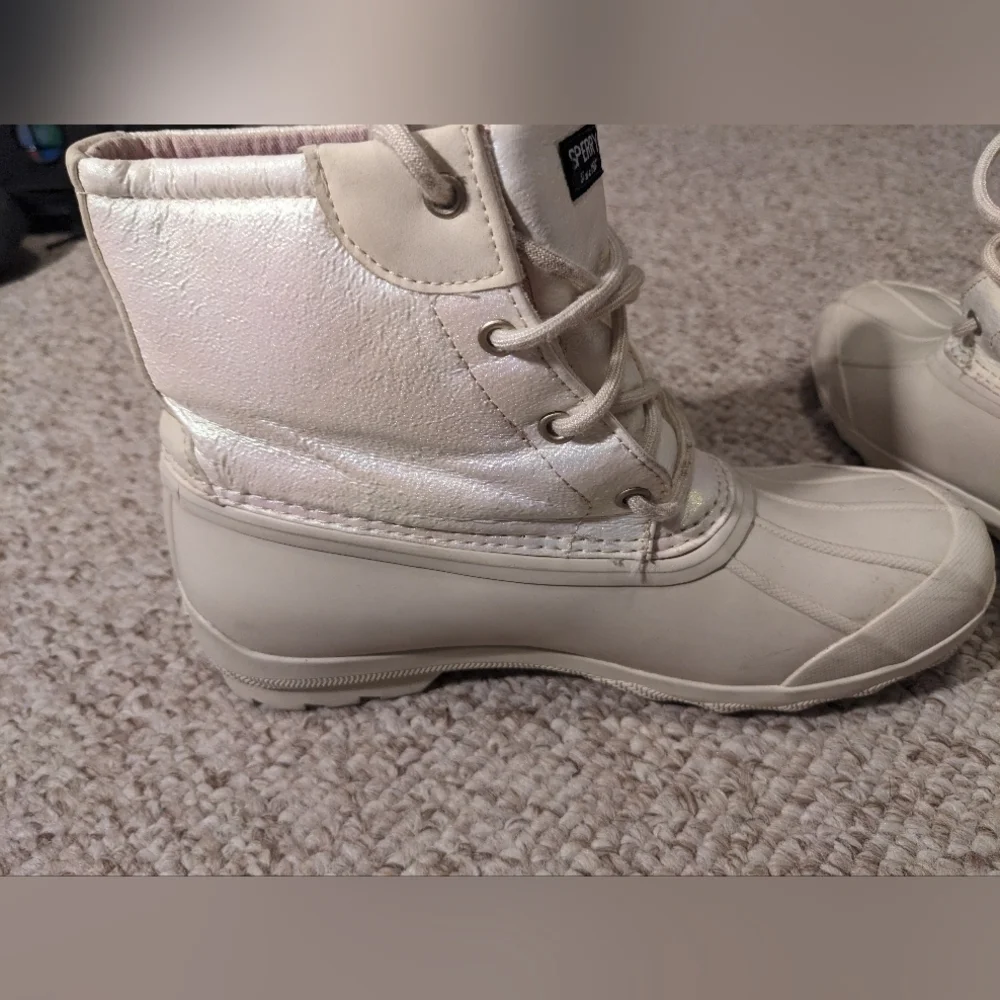 Sperry winter boots, iridescent w/ pink lining. Size 5